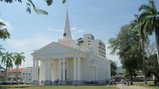 青い空、緑の芝生、白い教会のコントラストがステキ