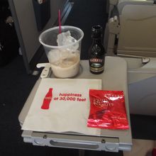 ビールとワイン以外のアルコールは有料。クーポンを利用