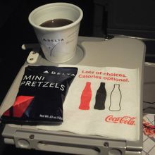 フライト中間のスナックサービス