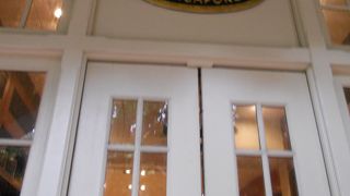 ラッフルズホテル内のアーケードにあります