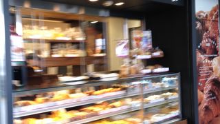 駅ナカ駅ソト、どちらからでも利用できるベーカリー