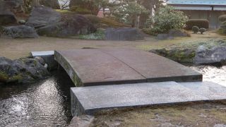 橋幅が広く、立派な雪見橋