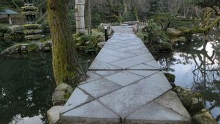 瓢池の亀島に架かる日暮橋