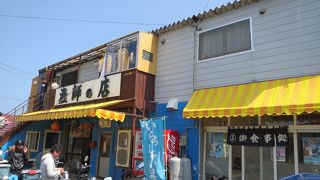 お店自体は小屋のような雰囲気です．魚は自分で焼いて食べるシステムです．