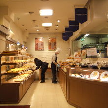 たくさんのパンが並びます