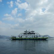 忠海港から大久野島に行く間、このフェリーから、生きた軍艦島として有名な契島を見る事が出来ます
