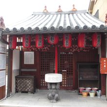 斜め前にある庚申堂