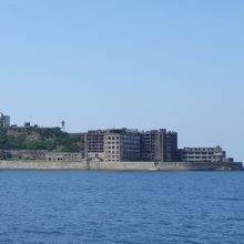 島の北側には上陸できないので船の上からよく見ておこう