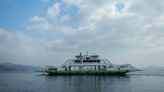 忠海港から大久野島に行く間、このフェリーから、生きた軍艦島として有名な契島を見る事が出来ます