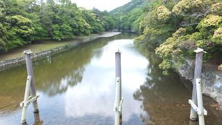 手水舎かわりの清流。でも天候によるでしょうか。