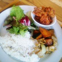 虎ノ門ヒルズカフェのワンプレートランチ850円。おいしかった