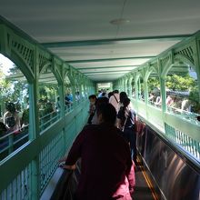 エスカレーターをのぼって行ったら。