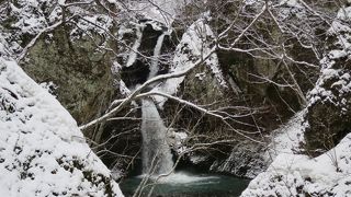 市街地に隣接して深山幽谷の滝