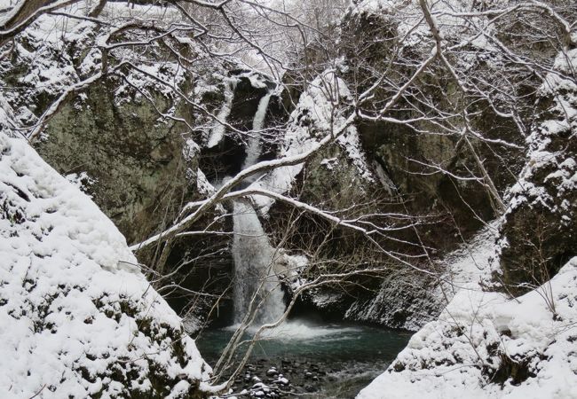 市街地に隣接して深山幽谷の滝