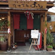 久茂地川沿いで店構え、お味とも沖縄の雰囲気が出ています。