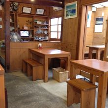 素朴な感じが漂う店内。