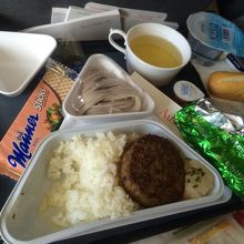 機内食その１（夕食、娘の分）ハンバーグのようなもの。