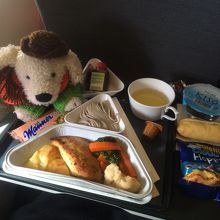 機内食その２（夕食、私の分）チキン胸肉（ちょっとパサパサ。