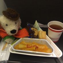 朝食。ポテトグラタン（？）とパン、ビスケットなど。