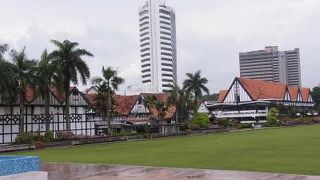 独立広場東側にある、チューダー朝建築様式のクラブハウス。