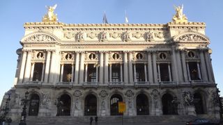 正面にオペラガルニエ