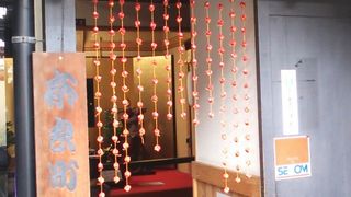 元興寺跡地に建てられた出入口が２ヶ所ある資料館