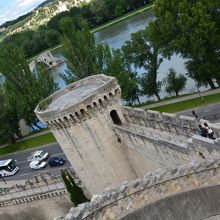 この円形状の建物の下にエレベーターがあります。