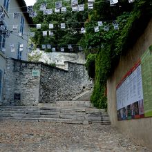 法王庁裏の階段と坂道です。ここを上がって行きます。