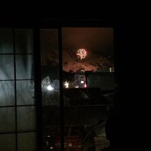 客室から苗場スキー場の花火が見えます