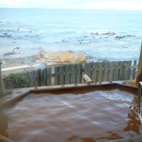 向うに見えるのが、海岸にある露天風呂です（旅館の露天風呂から