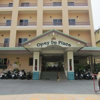 ローカル色あふれた地域に位置します