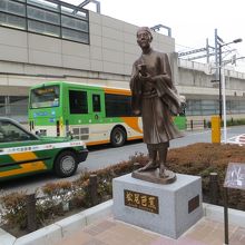 後に見える都バスでも東京駅まで乗り換えなしで行けます