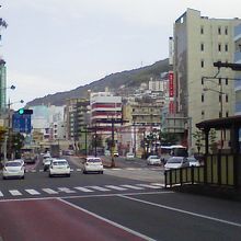 五島町電停より、長崎駅方面。
