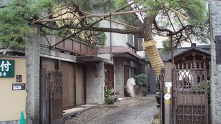 赤松が印象的な１６２４年創建の歴史ある法華宗のお寺です。