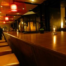 食事だけなので，ちょっと高めのテーブルの席です．