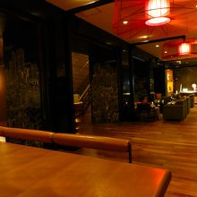 バーコーナーはソファー席です．