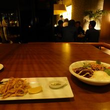 奥にバーカウンターもあります．