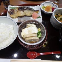 お豆腐つきの定食です