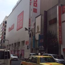 ユニクロのロゴが映えますね