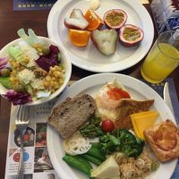 ルードル系はその場で調理してくれ、私は担々麺にした。