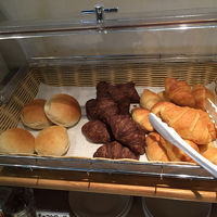 ここで焼いてるパン。出来あいのをここで焼いてるだけかな？