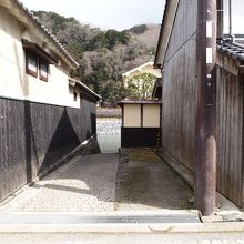 路地の奥は川」