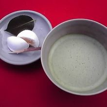 古今伝授之間でお茶できます。