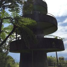 この小さな建物に階段で上ります。