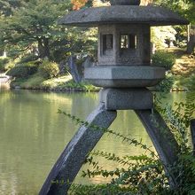 徽軫灯籠と池