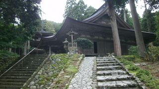 本堂と三重塔はいずれも国宝