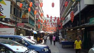 漢字と赤提灯が特徴