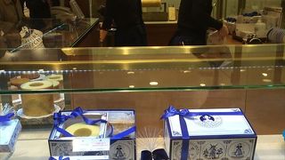 ここでは、バームクーヘンがおすすめですが、口の中に入れると、レモンの味がするそんなバームクーヘンです。