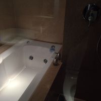 ジャグジーバスとシャワーブース