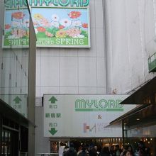 新宿西口と南口を結ぶようになっています